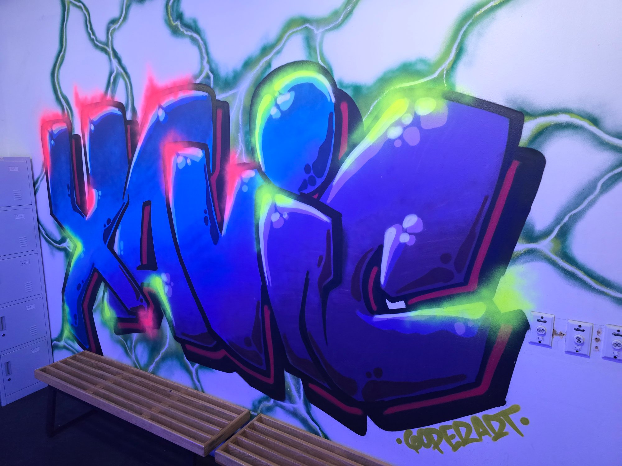Mural XAVIC en los vestidores por Goper Art
